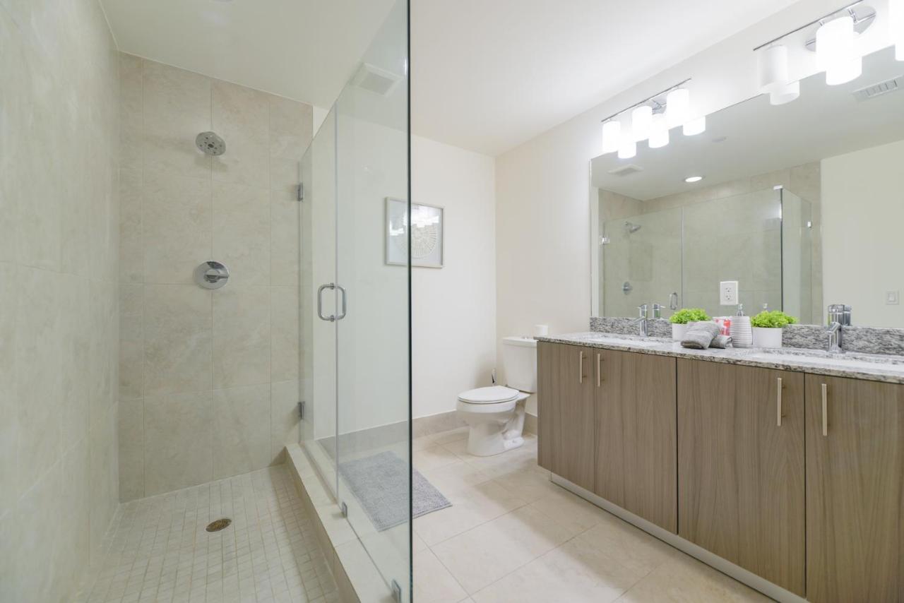 Cozy 1- 1 Bedroom Steps From Downtown Doral Park Маями Екстериор снимка