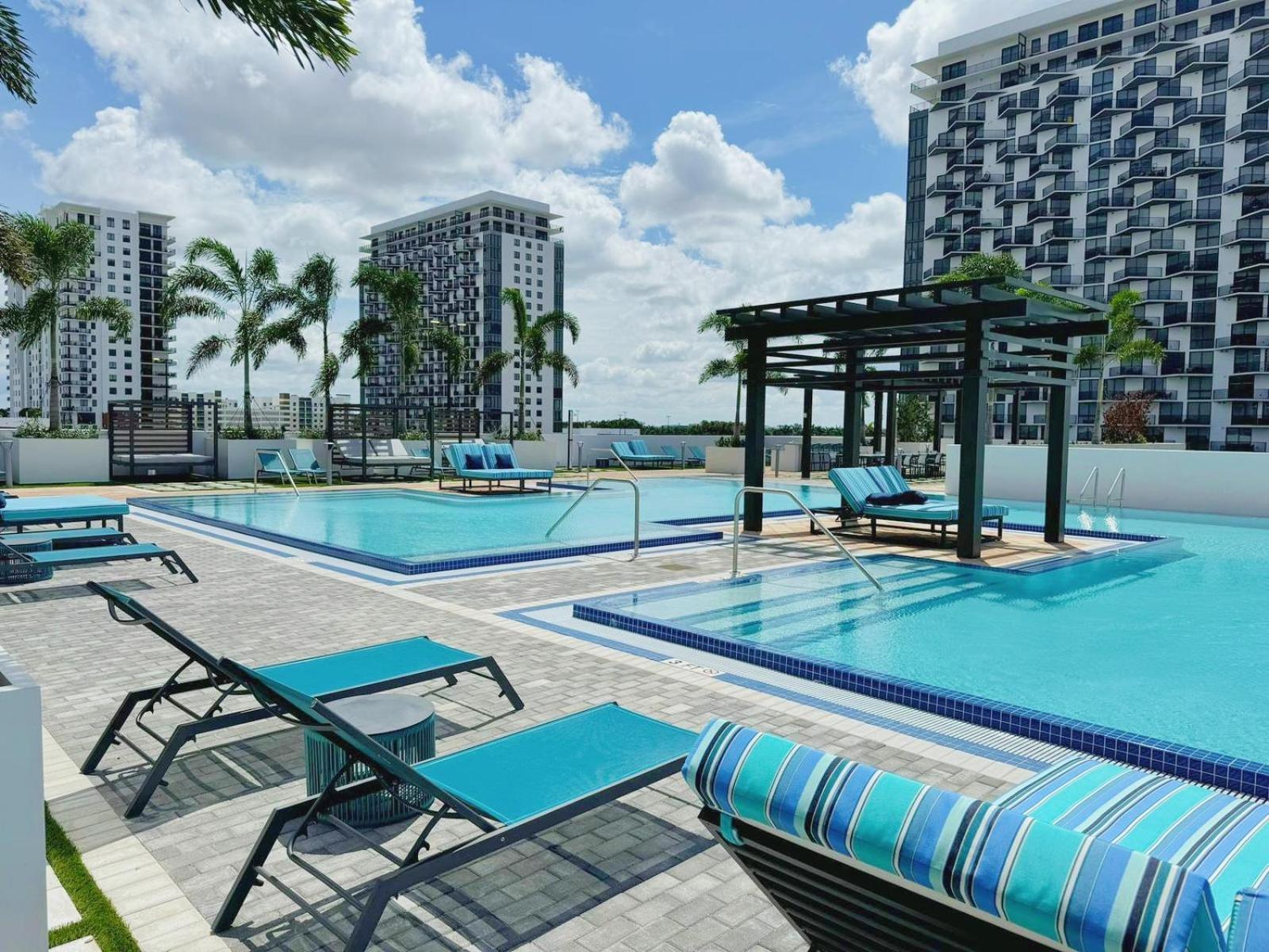 Cozy 1- 1 Bedroom Steps From Downtown Doral Park Маями Екстериор снимка